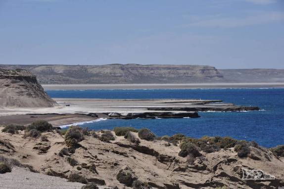 O belo litoral sul da Península Valdés, na Argentina, banhado pelsa águas do Golfo Nuevo